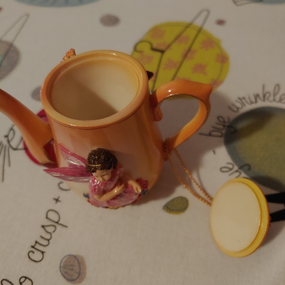 Tiny teapot. - Picture 2 of 5